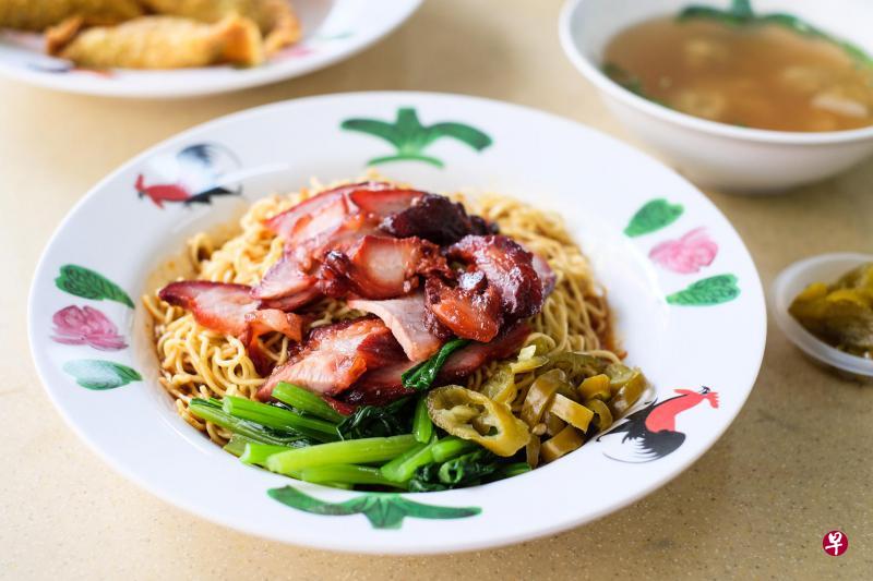 一碗云吞面看似简单,吃法却很讲究。 一碗云吞面看似简单,吃法却很讲究。