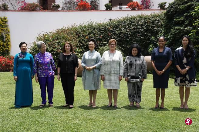 宋楚瑜的女儿宋镇迈(右一)秘鲁时间19日上午参加领袖代表眷属行程,参观利马的拉尔哥博物馆,并与领袖代表夫人们合照(APEC代表团顾问李鸿钧提供) 宋楚瑜的女儿宋镇迈(右一)秘鲁时间19日上午参加领袖代表眷属行程,参观利马的拉尔哥博物馆,并与领袖代表夫人们合照(APEC代表团顾问李鸿钧提供)