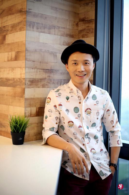 王嘉翊说,要将30集的电视剧浓缩成两个半小时的音乐剧很具挑战。 王嘉翊说,要将30集的电视剧浓缩成两个半小时的音乐剧很具挑战。