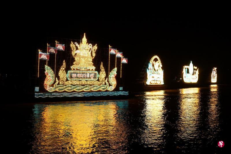 11月14日,柬埔寨欢庆送水节,夜间彩灯船表演。(新华社) 11月14日,柬埔寨欢庆送水节,夜间彩灯船表演。(新华社)