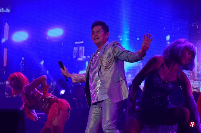 谭咏麟唱起轻快的歌曲时还活泼起舞。(UnUsUal提供) 谭咏麟唱起轻快的歌曲时还活泼起舞。(UnUsUal提供)