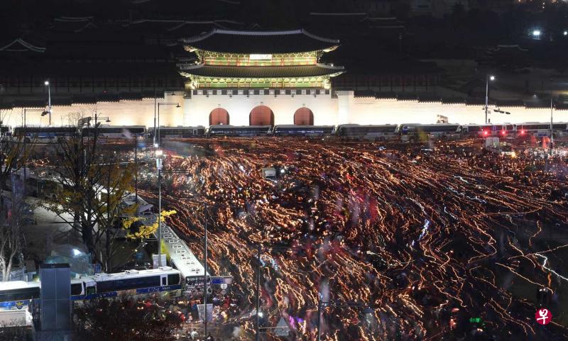 韩国民众19日举行大集会要求朴槿惠下台。(图:法新社) 韩国民众19日举行大集会要求朴槿惠下台。(图:法新社)