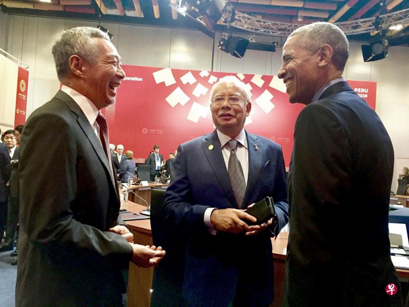 作为世界最大的经济体,美国国会核准跨太平洋伙伴关系(TPP)协定是TPP生效的关键。李显龙总理在亚太经济合作组织会场感谢美国总统奥巴马(右)在推动TPP方面展现的领导能力,并且同奥巴马和马来西亚首相纳吉(中)亲切交谈。(贸工部提供) 作为世界最大的经济体,美国国会核准跨太平洋伙伴关系(TPP)协定是TPP生效的关键。李显龙总理在亚太经济合作组织会场感谢美国总统奥巴马(右)在推动TPP方面展现的领导能力,并且同奥巴马和马来西亚首相纳吉(中)亲切交谈。(贸工部提供)