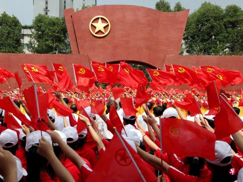 共青团组织覆盖了中国公办教育体系中的中学生群体,但中学生团员泛滥的现象造成了“团学不分、团员先进性不足”等问题。(互联网) 共青团组织覆盖了中国公办教育体系中的中学生群体,但中学生团员泛滥的现象造成了“团学不分、团员先进性不足”等问题。(互联网)