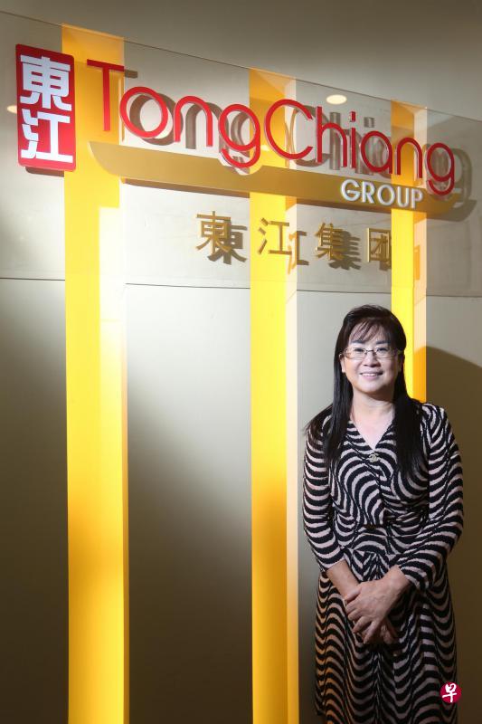 在职场上展现出事业女强人的一面,在家庭中又肩负着照料家务事的责任,邹翔云可谓刚柔并济,凭着智慧与才能,在商界与家庭方面创造出属于自己的天地。 在职场上展现出事业女强人的一面,在家庭中又肩负着照料家务事的责任,邹翔云可谓刚柔并济,凭着智慧与才能,在商界与家庭方面创造出属于自己的天地。