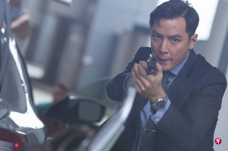 吴彦祖在《冲天火》扮演科学研究所的护卫员,被卷入一场场神秘案件。(剧照/创艺电影提供) 吴彦祖在《冲天火》扮演科学研究所的护卫员,被卷入一场场神秘案件。(剧照/创艺电影提供)