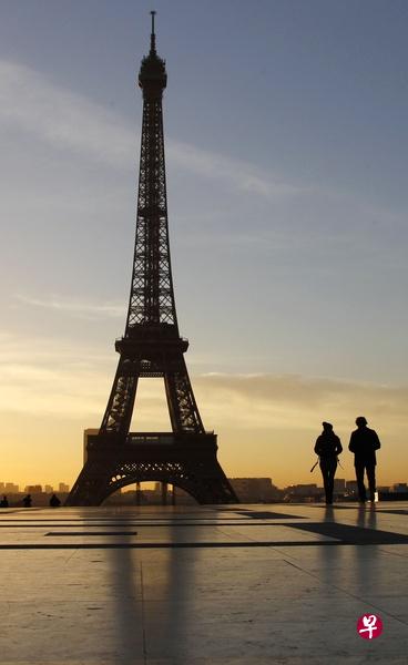 在特罗卡德罗广场晨曦中的巴黎埃菲尔铁塔。(法新社) 在特罗卡德罗广场晨曦中的巴黎埃菲尔铁塔。(法新社)