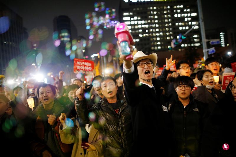 韩国民众走上街头抗议朴瑾惠,要求她下台。(路透社)
韩国民众走上街头抗议朴瑾惠,要求她下台。(路透社)