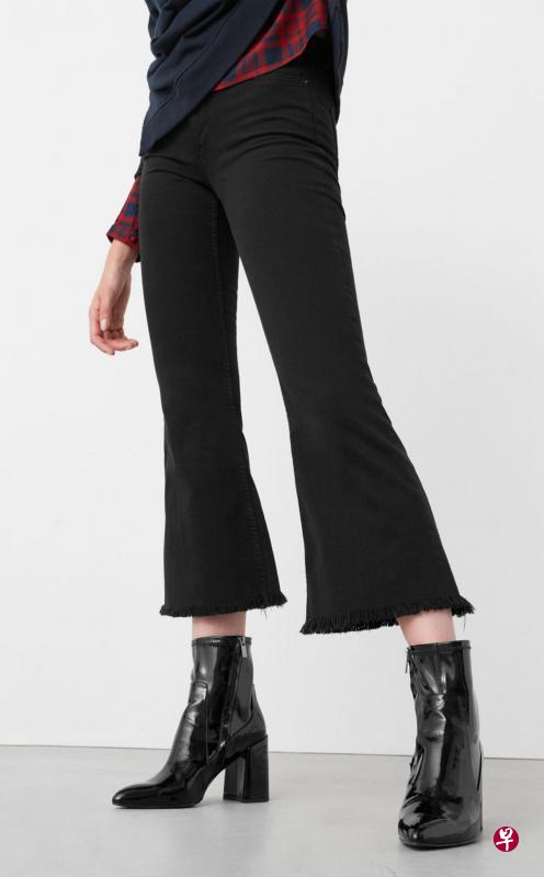 微喇九分裤配漆皮细筒踝靴。(取自MANGO官网) 微喇九分裤配漆皮细筒踝靴。(取自MANGO官网)