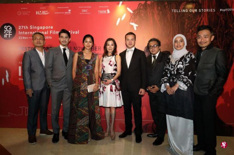 杨紫琼(左四)与马国导演Dain Iskandar Said(左六)等亮丽走红地毯。(2016 SGIFF提供) 杨紫琼(左四)与马国导演Dain Iskandar Said(左六)等亮丽走红地毯。(2016 SGIFF提供)
