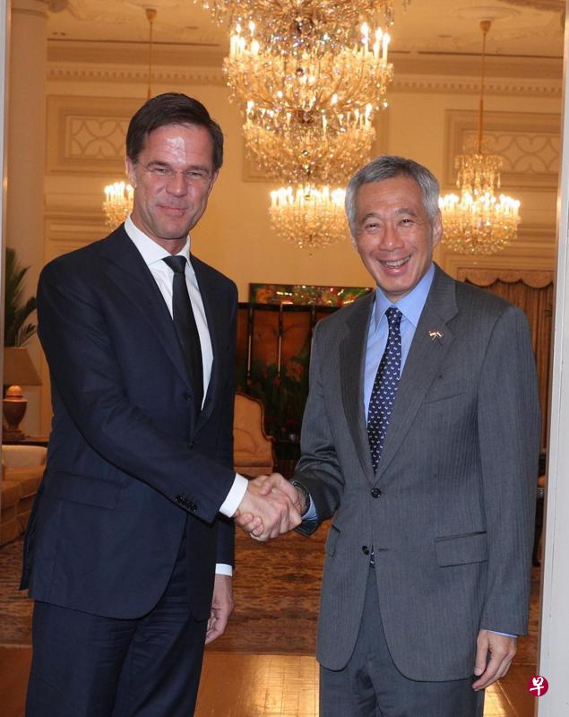 荷兰首相吕特昨天访问新加坡,在总统府与李显龙总理会晤。李总理也设午宴,以多道本地传统美食招待吕特一行人。(通讯及新闻部提供) 荷兰首相吕特昨天访问新加坡,在总统府与李显龙总理会晤。李总理也设午宴,以多道本地传统美食招待吕特一行人。(通讯及新闻部提供)