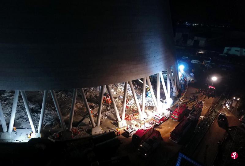 工作人员在丰城发电厂三期正在建设的冷却塔内,对坍塌的施工平台进行搜索。(法新社) 工作人员在丰城发电厂三期正在建设的冷却塔内,对坍塌的施工平台进行搜索。(法新社)