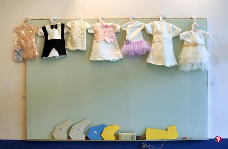 由善心人士捐献的婚纱和礼服重获新生命,改造成不同尺寸和款式的天使礼服。(萧紫薇摄) 由善心人士捐献的婚纱和礼服重获新生命,改造成不同尺寸和款式的天使礼服。(萧紫薇摄)