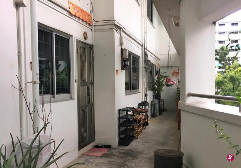 建屋局上周推出约5110个预购组屋单位以及5008个剩余单位,有个潜在买家前晚上门查看位于义顺环路的一个剩余单位,赫然发现仍有人住在里头。(林泽锐摄) 建屋局上周推出约5110个预购组屋单位以及5008个剩余单位,有个潜在买家前晚上门查看位于义顺环路的一个剩余单位,赫然发现仍有人住在里头。(林泽锐摄)