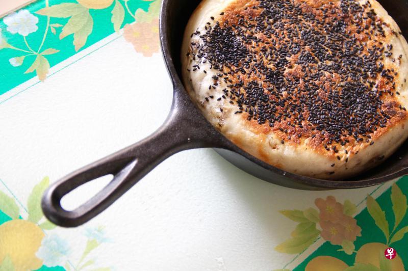 用铸铁镬来烙发面香饼,好像比不粘镬更香。 用铸铁镬来烙发面香饼,好像比不粘镬更香。