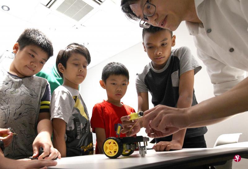 补习中心Joyous Learning在学校假期也开办编码和电子类工作坊,让孩子从动手组装玩具车的过程中掌握科学知识。(陈福洲摄) 补习中心Joyous Learning在学校假期也开办编码和电子类工作坊,让孩子从动手组装玩具车的过程中掌握科学知识。(陈福洲摄)