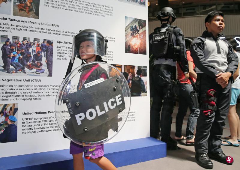 警察部队在榜鹅水滨坊举行第二场路演活动,提高公众对警方工作的认识,公众也能试戴和试拿警方的工作装备,感受当“警察”的片刻。(林国明摄) 警察部队在榜鹅水滨坊举行第二场路演活动,提高公众对警方工作的认识,公众也能试戴和试拿警方的工作装备,感受当“警察”的片刻。(林国明摄)