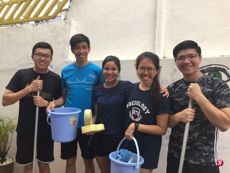 张维(右一)和其他同学一起帮人打扫,筹集经费办夏令营招募义工。(取自面簿) 张维(右一)和其他同学一起帮人打扫,筹集经费办夏令营招募义工。(取自面簿)