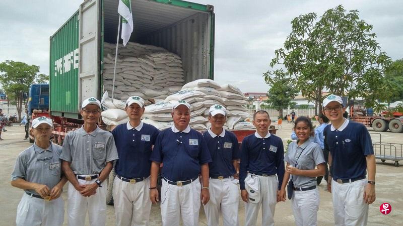 李德福(左四)今年八月到柬埔寨派米,妻子也同行。(受访者提供) 李德福(左四)今年八月到柬埔寨派米,妻子也同行。(受访者提供)