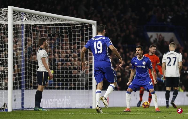 佩德罗(11号)在临近中场休息时远射破门,为球队扳平比数。(路透社) 佩德罗(11号)在临近中场休息时远射破门,为球队扳平比数。(路透社)