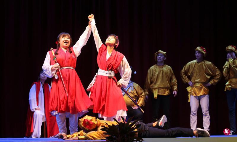 舞台剧《七剑下天山》,主要演员都是福建会馆文化艺术团的教师,特别为了30周年庆典而演。 舞台剧《七剑下天山》,主要演员都是福建会馆文化艺术团的教师,特别为了30周年庆典而演。