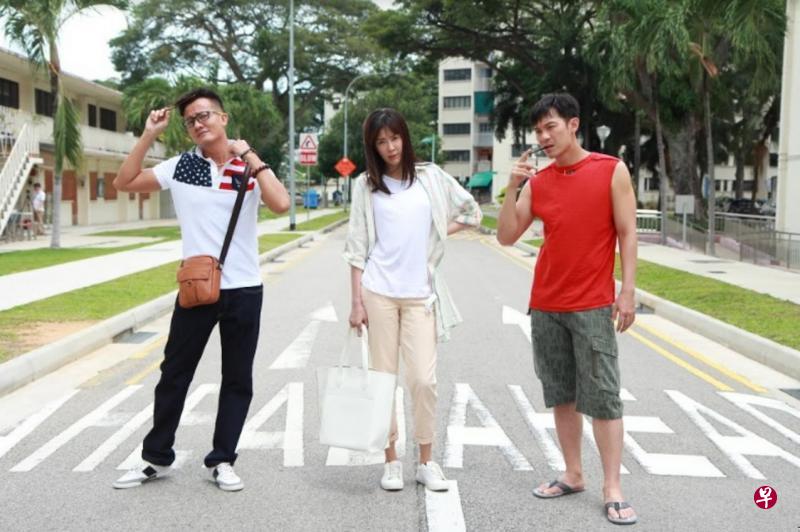 《大英雄》透过在达哥打弯组屋社区里成长的三个人(左起)陈汉玮、刘子绚和陈泓宇,开展富人情味的故事。(新传媒提供) 《大英雄》透过在达哥打弯组屋社区里成长的三个人(左起)陈汉玮、刘子绚和陈泓宇,开展富人情味的故事。(新传媒提供)