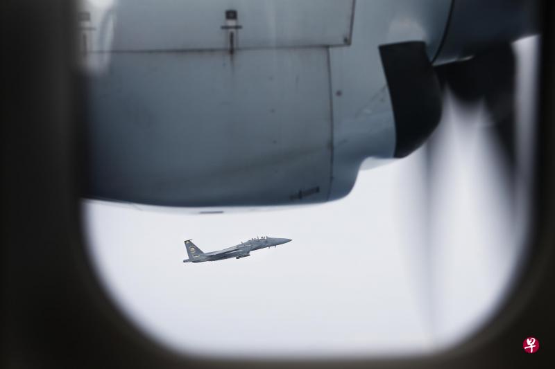 新加坡空军部队昨天举行代号“机警盾”的演习,模拟恐怖分子骑劫民航客机情况,展现部队在短时间内出动战机拦截可疑飞机,应对威胁的能力。图为一架F-15SG多用型战斗机飞往客机所在领空,引导客机飞往樟宜机场途中的情形。 新加坡空军部队昨天举行代号“机警盾”的演习,模拟恐怖分子骑劫民航客机情况,展现部队在短时间内出动战机拦截可疑飞机,应对威胁的能力。图为一架F-15SG多用型战斗机飞往客机所在领空,引导客机飞往樟宜机场途中的情形。