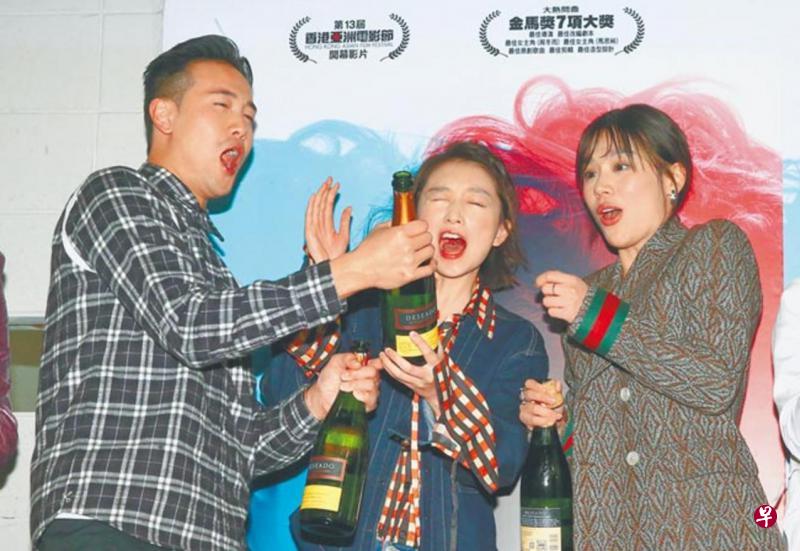 《七月与安生》导演曾国祥(左起)与双影后周冬雨、马思纯开香槟庆功。(中国时报图) 《七月与安生》导演曾国祥(左起)与双影后周冬雨、马思纯开香槟庆功。(中国时报图)