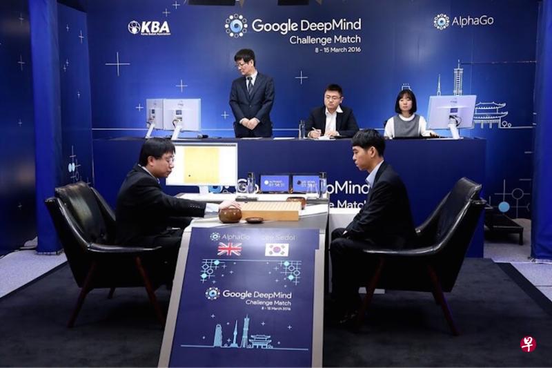 李世石与谷歌人工智能系统“阿尔法围棋”进行了一场“人机大战”。(中新社) 李世石与谷歌人工智能系统“阿尔法围棋”进行了一场“人机大战”。(中新社)