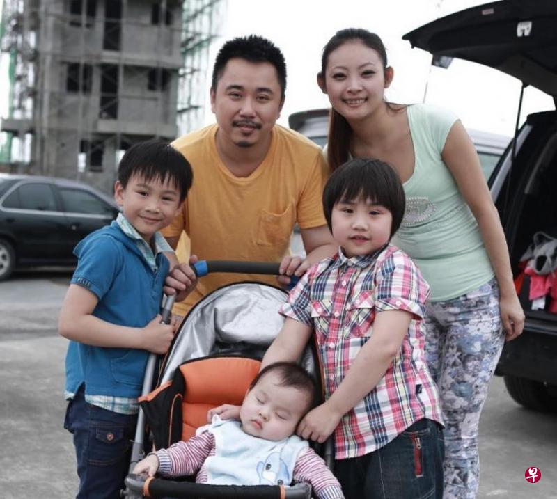 小彬彬温兆宇(后排左)与小陈羿君(后排右)沟通后先不离婚。(网络照片) 小彬彬温兆宇(后排左)与小陈羿君(后排右)沟通后先不离婚。(网络照片)