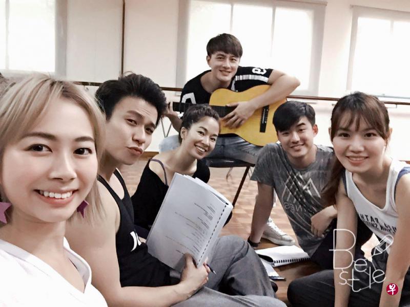 包勋评(后)因参演《起飞》音乐剧,认识很多才华洋溢的朋友。(作者提供) 包勋评(后)因参演《起飞》音乐剧,认识很多才华洋溢的朋友。(作者提供)