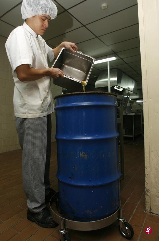 到了明年6月1日,食肆如食品零售场所和食品制造商,只能雇用有执照的回收商处理他们的废油。(档案照片) 到了明年6月1日,食肆如食品零售场所和食品制造商,只能雇用有执照的回收商处理他们的废油。(档案照片)