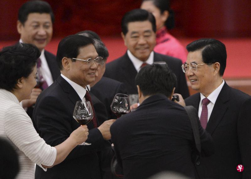 中共北京市委原书记刘淇据说因率十多名亲属和身边工作人员到西藏旅游,并接受当地政府高规格接待,而受到内部通报批评。图为2012年9月29日已经退居二线的刘淇(左一)在中国国庆招待会上向即将卸任的时任中共总书记胡锦涛(右一)祝酒。(中新社) 中共北京市委原书记刘淇据说因率十多名亲属和身边工作人员到西藏旅游,并接受当地政府高规格接待,而受到内部通报批评。图为2012年9月29日已经退居二线的刘淇(左一)在中国国庆招待会上向即将卸任的时任中共总书记胡锦涛(右一)祝酒。(中新社)