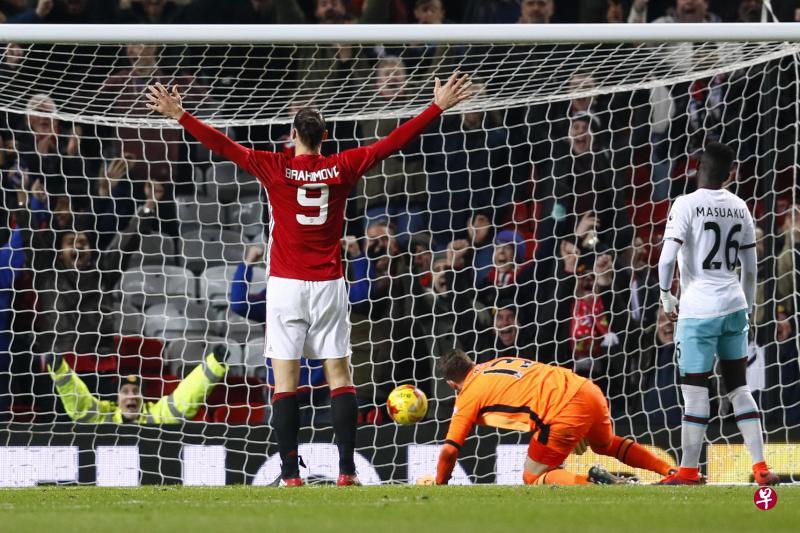 瑞典射脚伊布拉希莫维奇(9号)张开双臂,庆祝为曼联攻入第四个进球。(路透社) 瑞典射脚伊布拉希莫维奇(9号)张开双臂,庆祝为曼联攻入第四个进球。(路透社)