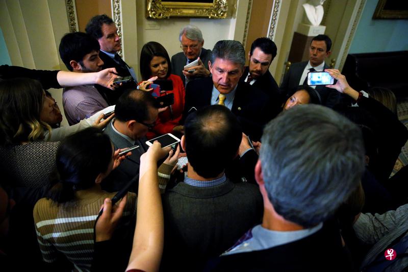 西弗吉尼亚州民主党参议员乔·曼钦。(路透社) 西弗吉尼亚州民主党参议员乔·曼钦。(路透社)