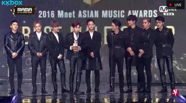 EXO三连霸拿下最佳男子组合。(KKTV图) EXO三连霸拿下最佳男子组合。(KKTV图)