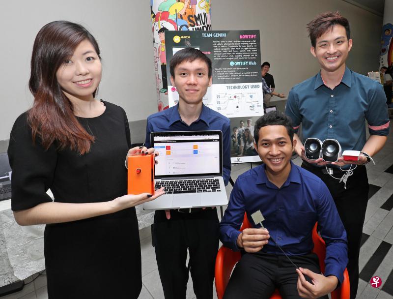 新加坡管理大学资信系统学院学生设计警报系统,安装在椅子上的感应器会在年长者站起来时给看护员发出警报,有望降低年长者跌倒的可能性。(林泽锐摄) 新加坡管理大学资信系统学院学生设计警报系统,安装在椅子上的感应器会在年长者站起来时给看护员发出警报,有望降低年长者跌倒的可能性。(林泽锐摄)