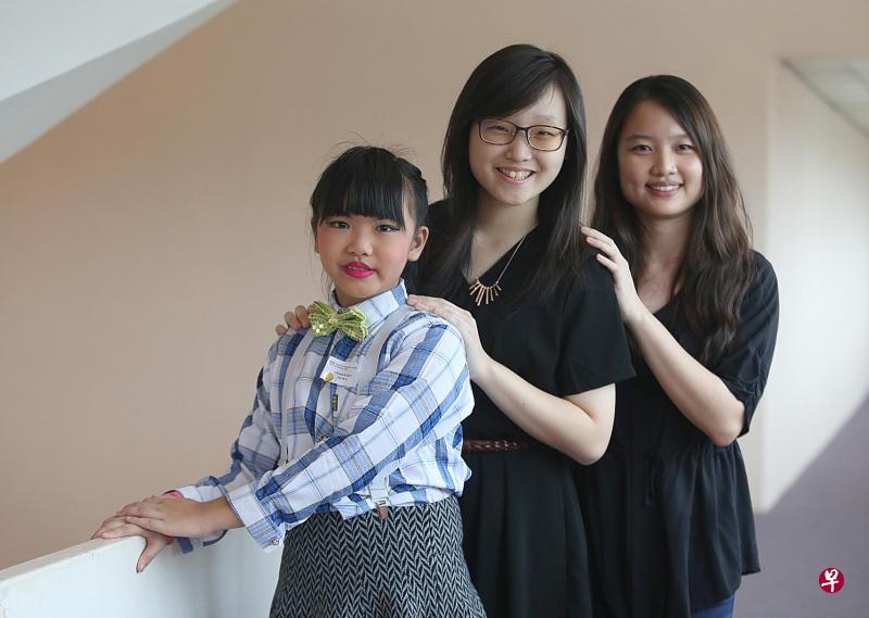 黄宝桦(右起)、朱丽慧和林和玺在新加坡读写障碍协会的年度毕业典礼上,分别获颁年度最佳教育治疗师、青年成就奖和华文识字奖。(邬福梁摄) 黄宝桦(右起)、朱丽慧和林和玺在新加坡读写障碍协会的年度毕业典礼上,分别获颁年度最佳教育治疗师、青年成就奖和华文识字奖。(邬福梁摄)