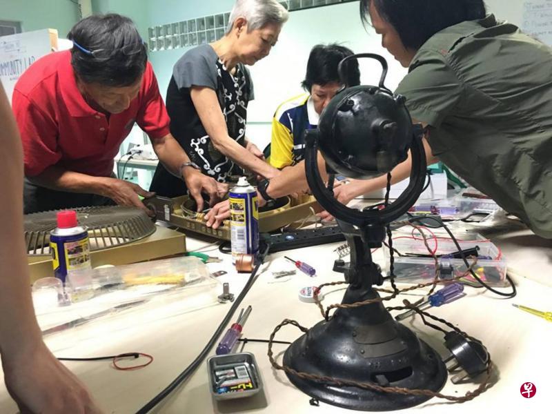 ▲受过训练的义工会在“Repair Kopitiam ”工作坊上指导居民修理各式电器和家具。(受访者提供) ▲受过训练的义工会在“Repair Kopitiam ”工作坊上指导居民修理各式电器和家具。(受访者提供)