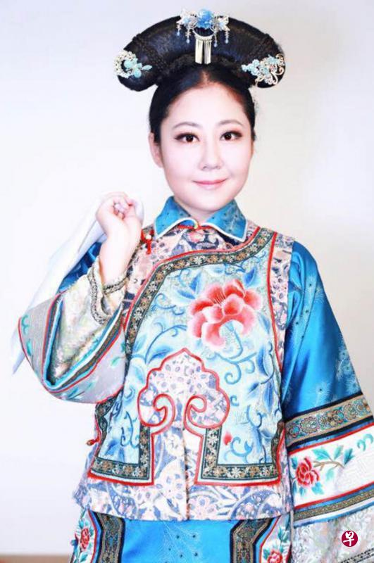 ▲甄源森的女儿甄妮认为,穿上这身格格服时感觉“灵魂附体”,身心自然、舒畅。(甄妮提供) ▲甄源森的女儿甄妮认为,穿上这身格格服时感觉“灵魂附体”,身心自然、舒畅。(甄妮提供)