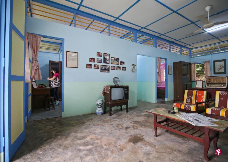 乌敏岛上“德成的家”建于1970年代,目前获保留,让公众参观。屋内最近添加了更多70年代生活的用品,让人们从中窥探当年甘榜生活的点滴。(叶振忠摄) 乌敏岛上“德成的家”建于1970年代,目前获保留,让公众参观。屋内最近添加了更多70年代生活的用品,让人们从中窥探当年甘榜生活的点滴。(叶振忠摄)