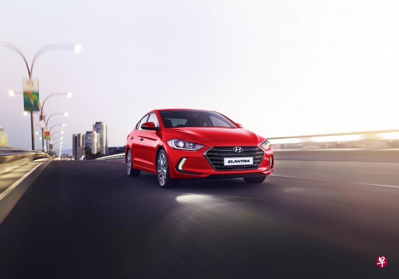 Elantra智能车后厢(smart trunk)系统车主只须带着钥匙靠近车尾等3秒钟,车后厢就会自动弹开,对提着重物的车主来说是个十分便捷的功能。盲点侦测(BSD)这是Elantra首次安装此功能,如果有车辆进入盲点区,警示灯会在两旁的望后镜亮起,大大增强加驾驶的安全性。座椅记忆功能主驾驶座位能储存两个座椅设定,并附有腰部支撑功能,大大增加了豪华舒适感。前排座椅加热和通风功能这功能在炎热的新加坡特别管用,让背部和大腿感到凉意,增加驾驶的舒适感。 Elantra智能车后厢(smart trunk)系统车主只须带着钥匙靠近车尾等3秒钟,车后厢就会自动弹开,对提着重物的车主来说是个十分便捷的功能。盲点侦测(BSD)这是Elantra首次安装此功能,如果有车辆进入盲点区,警示灯会在两旁的望后镜亮起,大大增强加驾驶的安全性。座椅记忆功能主驾驶座位能储存两个座椅设定,并附有腰部支撑功能,大大增加了豪华舒适感。前排座椅加热和通风功能这功能在炎热的新加坡特别管用,让背部和大腿感到凉意,增加驾驶的舒适感。