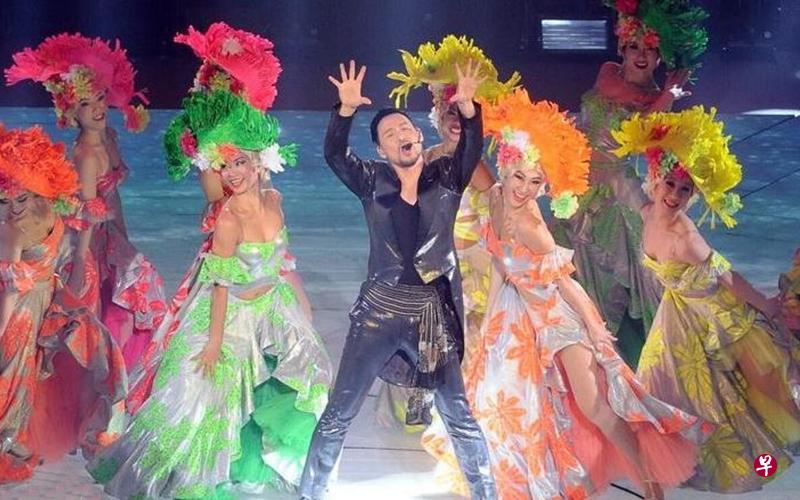 歌神除了唱功聊得,舞蹈也不赖,演唱会上载歌载舞热力引爆。 歌神除了唱功聊得,舞蹈也不赖,演唱会上载歌载舞热力引爆。