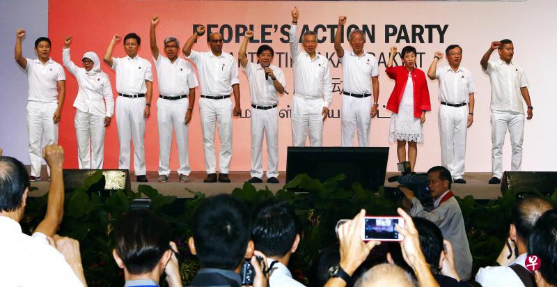 行动党新中委会名单出炉,包括左起的社会及家庭发展部长陈川仁(获增补)、国会议长哈莉玛、总理公署部长陈振声、通讯及新闻部长雅国博士、副总理兼经济及社会政策统筹部长尚达曼、基础建设统筹部长兼交通部长许文远、李显龙总理、副总理兼国家安全统筹部长张志贤、文化、社区及青年部长傅海燕、卫生部长颜金勇和外交部长维文医生(获增补)。另三名当选中委的人力部长林瑞生、内政部长兼律政部长尚穆根和财政部长王瑞杰缺席。 行动党新中委会名单出炉,包括左起的社会及家庭发展部长陈川仁(获增补)、国会议长哈莉玛、总理公署部长陈振声、通讯及新闻部长雅国博士、副总理兼经济及社会政策统筹部长尚达曼、基础建设统筹部长兼交通部长许文远、李显龙总理、副总理兼国家安全统筹部长张志贤、文化、社区及青年部长傅海燕、卫生部长颜金勇和外交部长维文医生(获增补)。另三名当选中委的人力部长林瑞生、内政部长兼律政部长尚穆根和财政部长王瑞杰缺席。