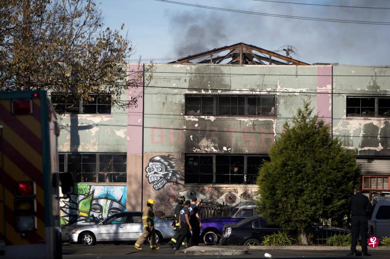 美国加州奥克兰市的一处艺术家合租仓库2日深夜发生火灾,货仓屋顶坍塌。(路透社) 美国加州奥克兰市的一处艺术家合租仓库2日深夜发生火灾,货仓屋顶坍塌。(路透社)