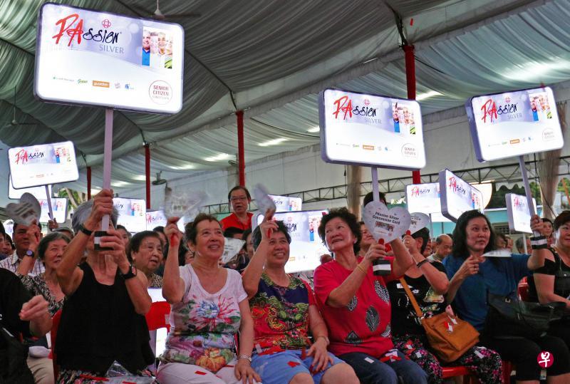 人民协会在昨晚举行的“百盛之夜”联欢会上为百盛乐龄优惠车资卡举行推介仪式,多达1500名乐龄人士到场欣赏歌舞表演的同时,也了解新优惠卡的好处。 人民协会在昨晚举行的“百盛之夜”联欢会上为百盛乐龄优惠车资卡举行推介仪式,多达1500名乐龄人士到场欣赏歌舞表演的同时,也了解新优惠卡的好处。