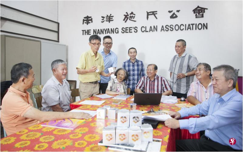 南洋施氏公会正忙着筹办来临庆典。左起为副主席建宗、强单、总务能辉、副主席伟城、前任主席剑徽、副福利忠平、主席湧海、财政学荣、副总务心强和英文秘书宝和。 南洋施氏公会正忙着筹办来临庆典。左起为副主席建宗、强单、总务能辉、副主席伟城、前任主席剑徽、副福利忠平、主席湧海、财政学荣、副总务心强和英文秘书宝和。