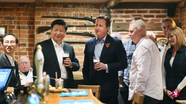 卡梅伦和习近平在酒吧共同品尝了英国传统美食炸鱼和薯条,一人喝了一大杯黑啤酒。 卡梅伦和习近平在酒吧共同品尝了英国传统美食炸鱼和薯条,一人喝了一大杯黑啤酒。