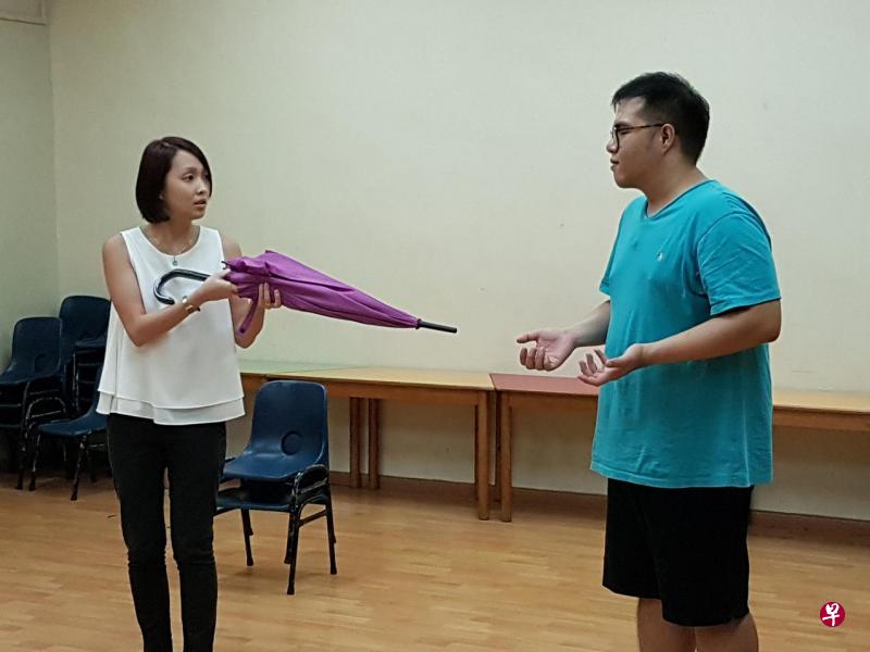 福建会馆青年演艺团年轻团员王洁婷(左)和罗川智排练短剧《电梯的故事》。(主办单位提供照片) 福建会馆青年演艺团年轻团员王洁婷(左)和罗川智排练短剧《电梯的故事》。(主办单位提供照片)