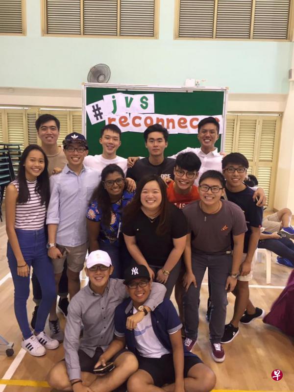 裕廊景中学校友回母校探望老师。 裕廊景中学校友回母校探望老师。